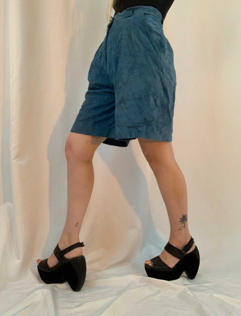 Charcoal suede Pleated shorts - image 4