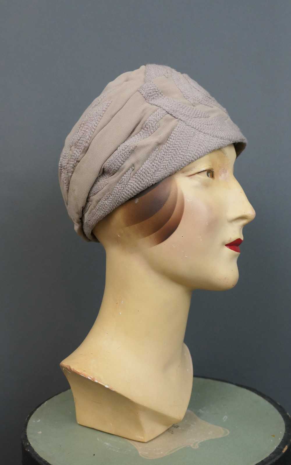 Vintage 1920s Hat Beige Silk Crepe by John Trinne… - image 1
