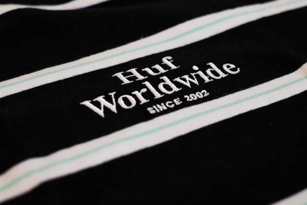 https://img.gem.app/317477998/2f/1658188255/huf-huf-worldwide-striped-tee.jpg