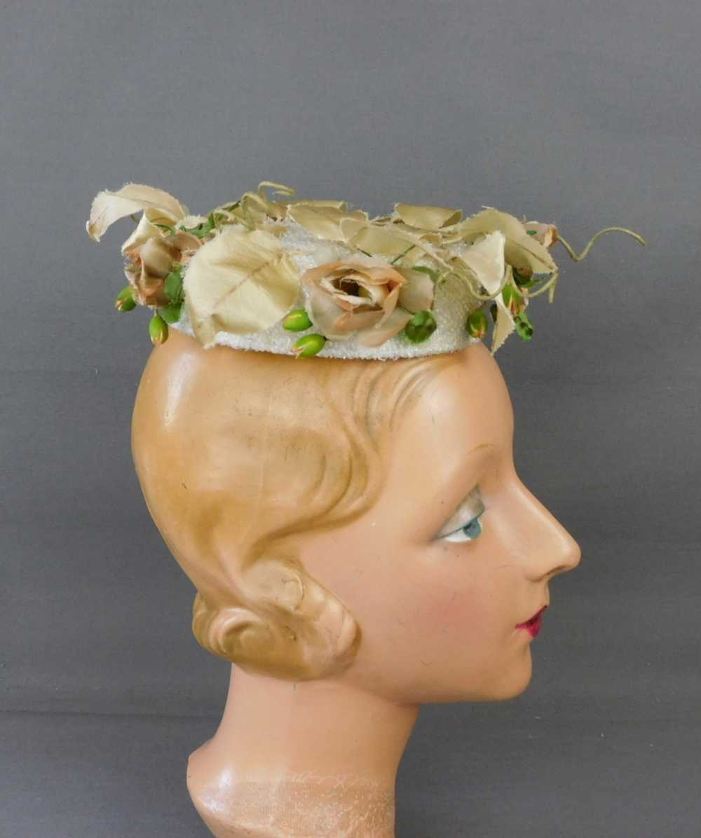 Vintage Floral Topper Hat 1960s Ivory Pillbox, Ha… - image 10