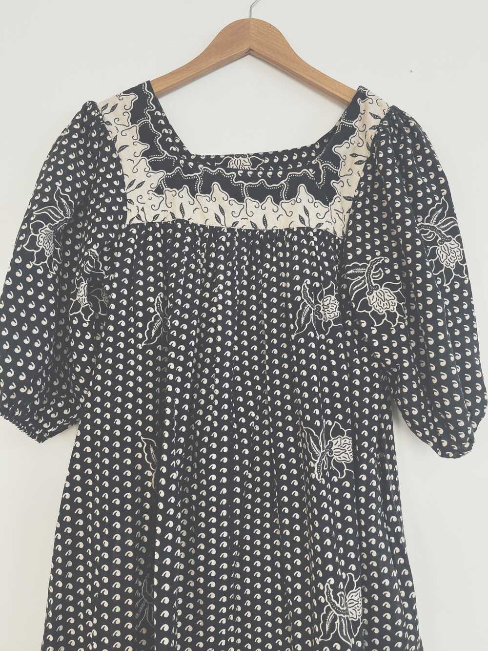 70s Black and Cream Puff Sleeve Dress - image 2