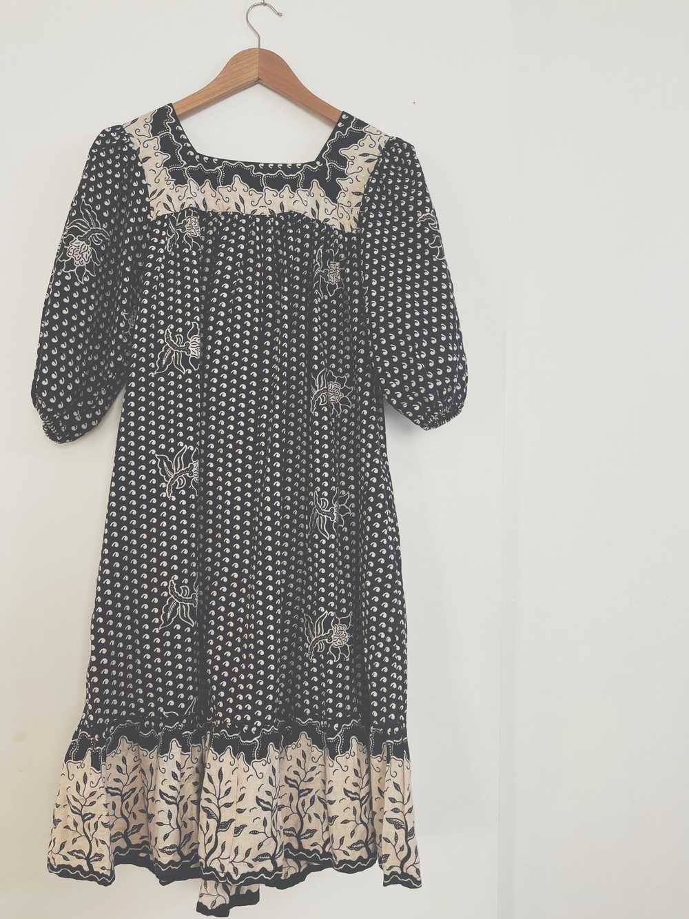 70s Black and Cream Puff Sleeve Dress - image 7