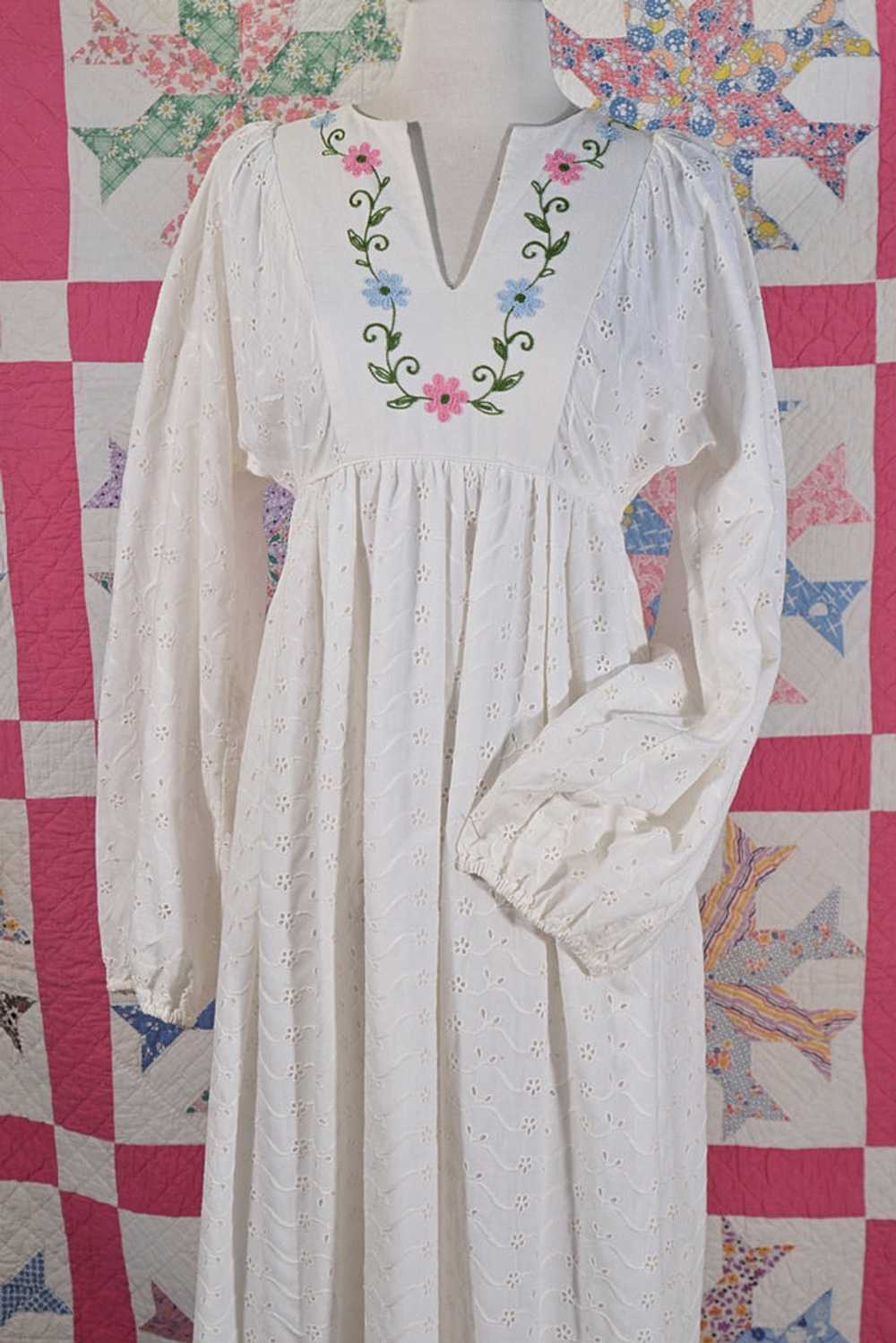 60s/70s White Lace Maxi Dress Embroidered Details… - image 4