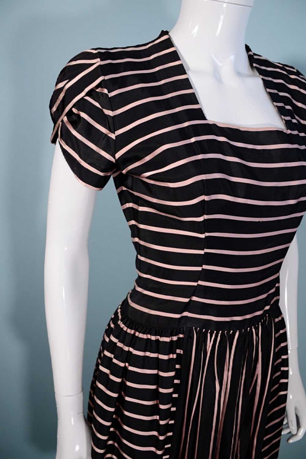 Vintage 40s Black/Pink Party Dress, Short Petal S… - image 10