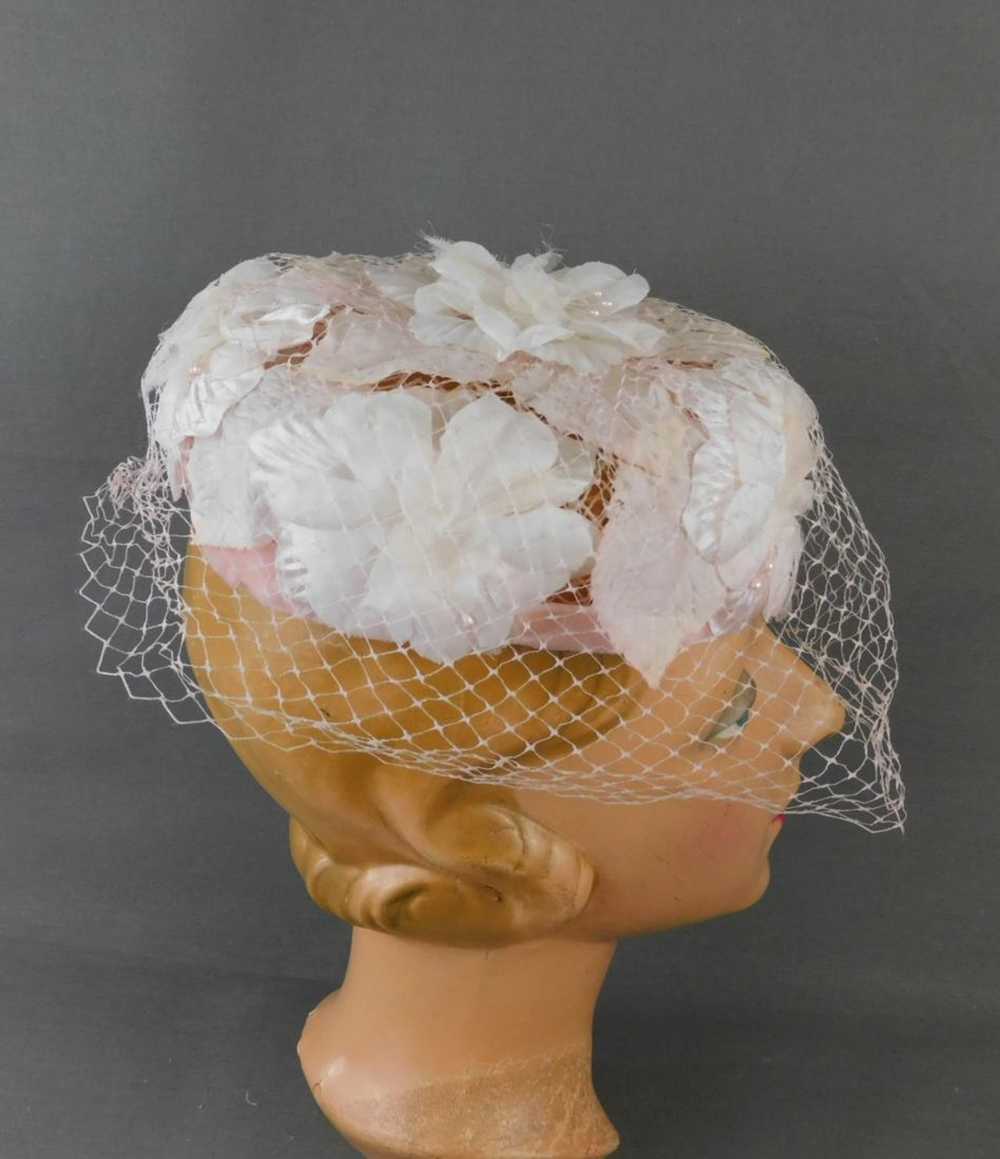 Vintage White & Pale Pink Flowers Hat 1960s Pillb… - image 9
