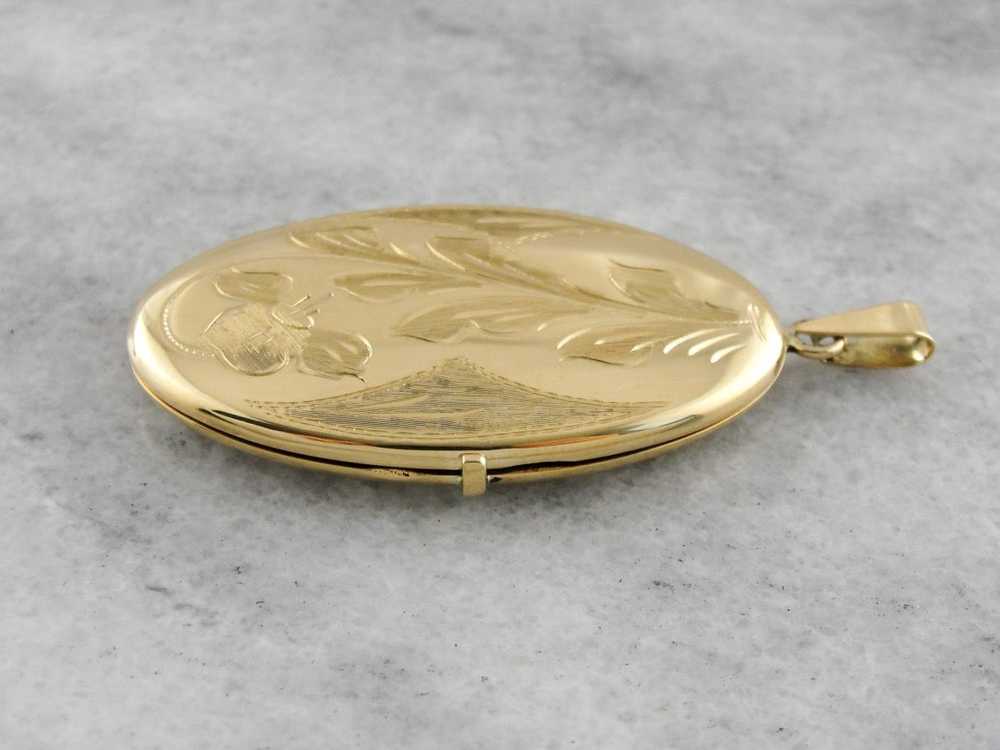 Vintage Yellow Gold Locket with Scrolling Floral … - image 2