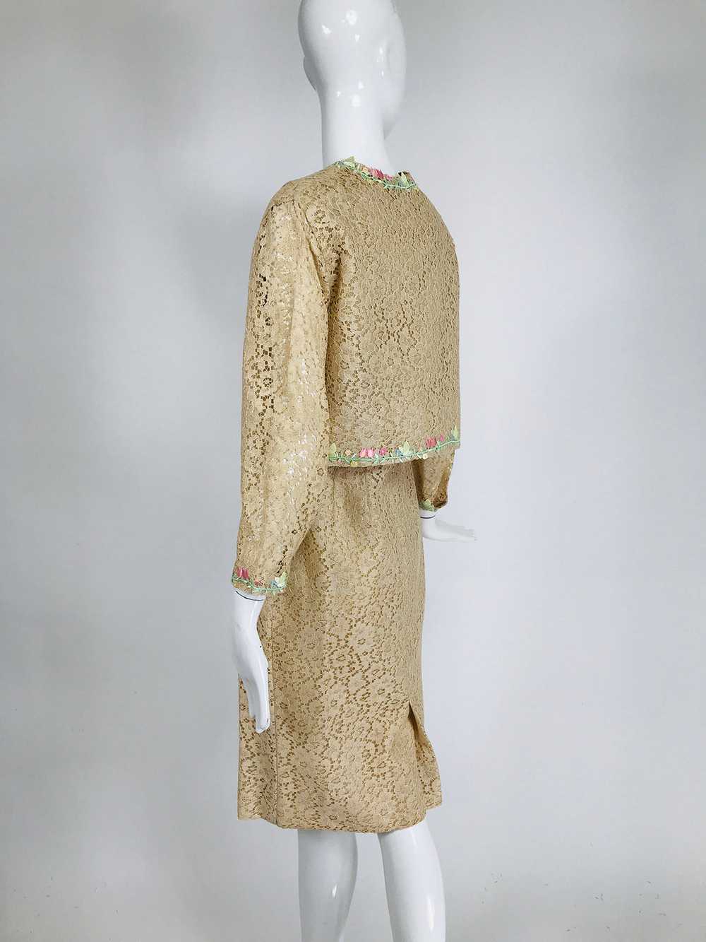 1960s Beige Lace Sleeveless Sheath Dress & Flower… - image 10