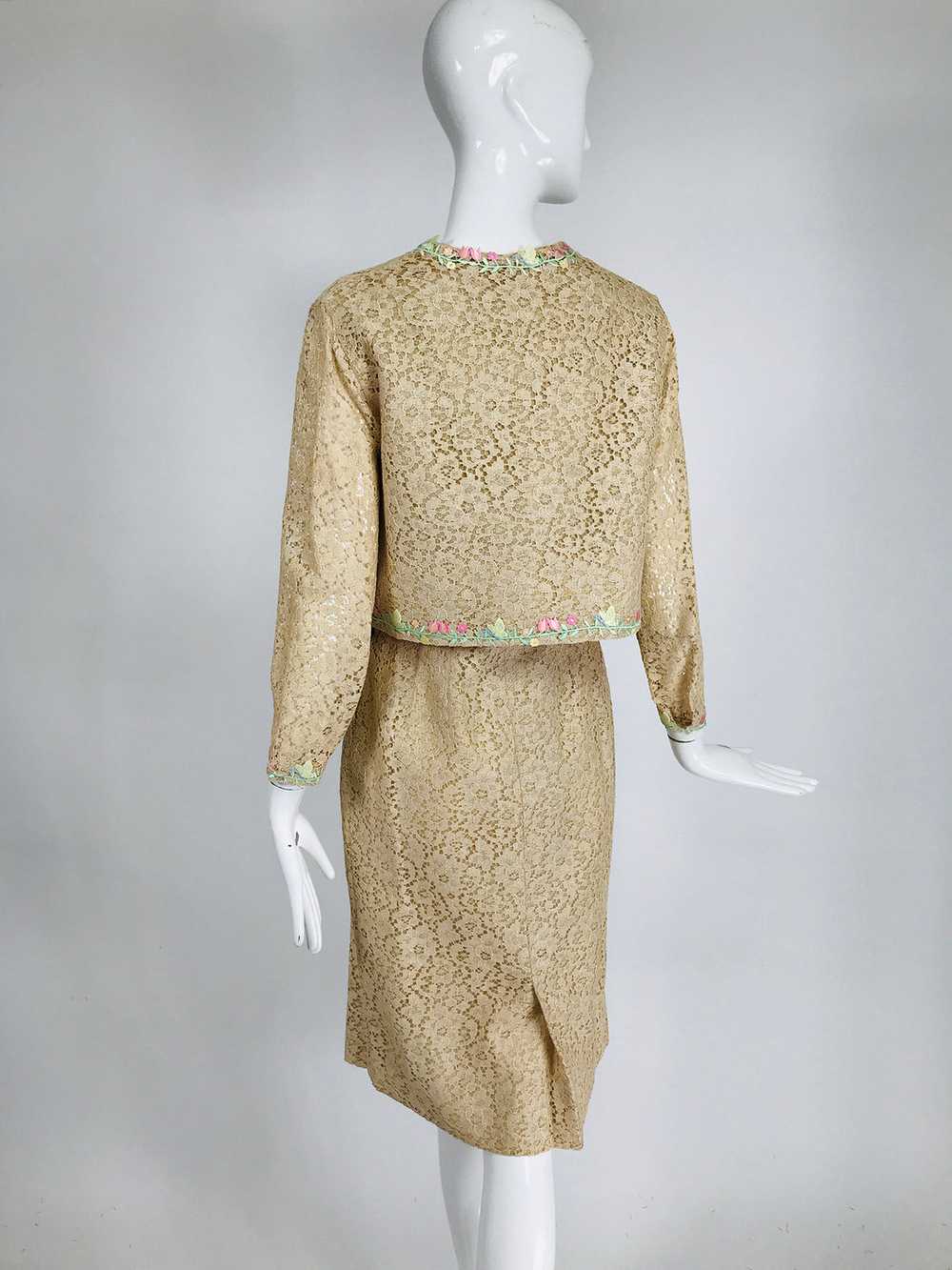 1960s Beige Lace Sleeveless Sheath Dress & Flower… - image 11