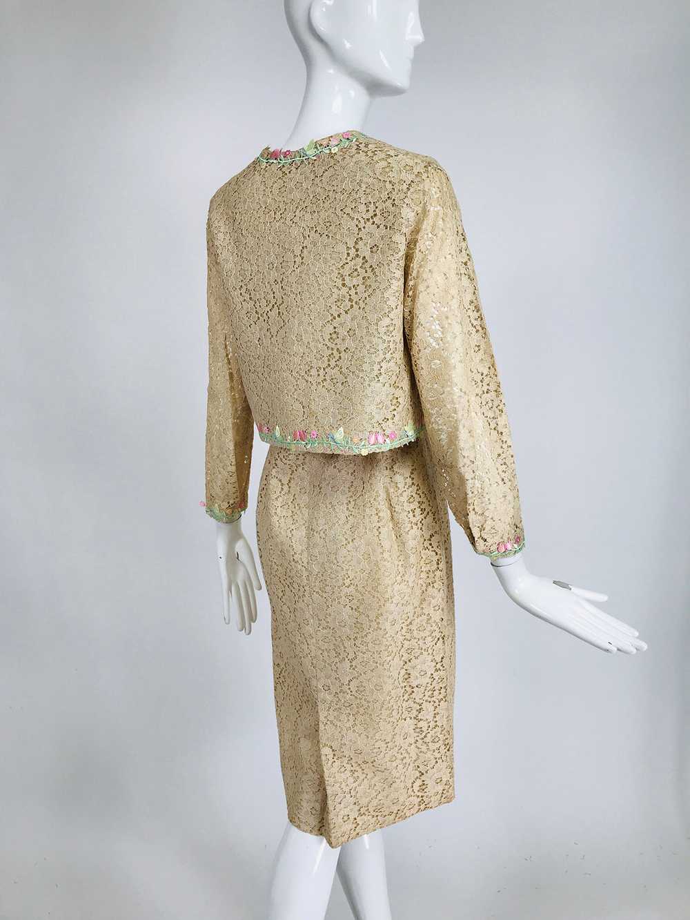 1960s Beige Lace Sleeveless Sheath Dress & Flower… - image 12