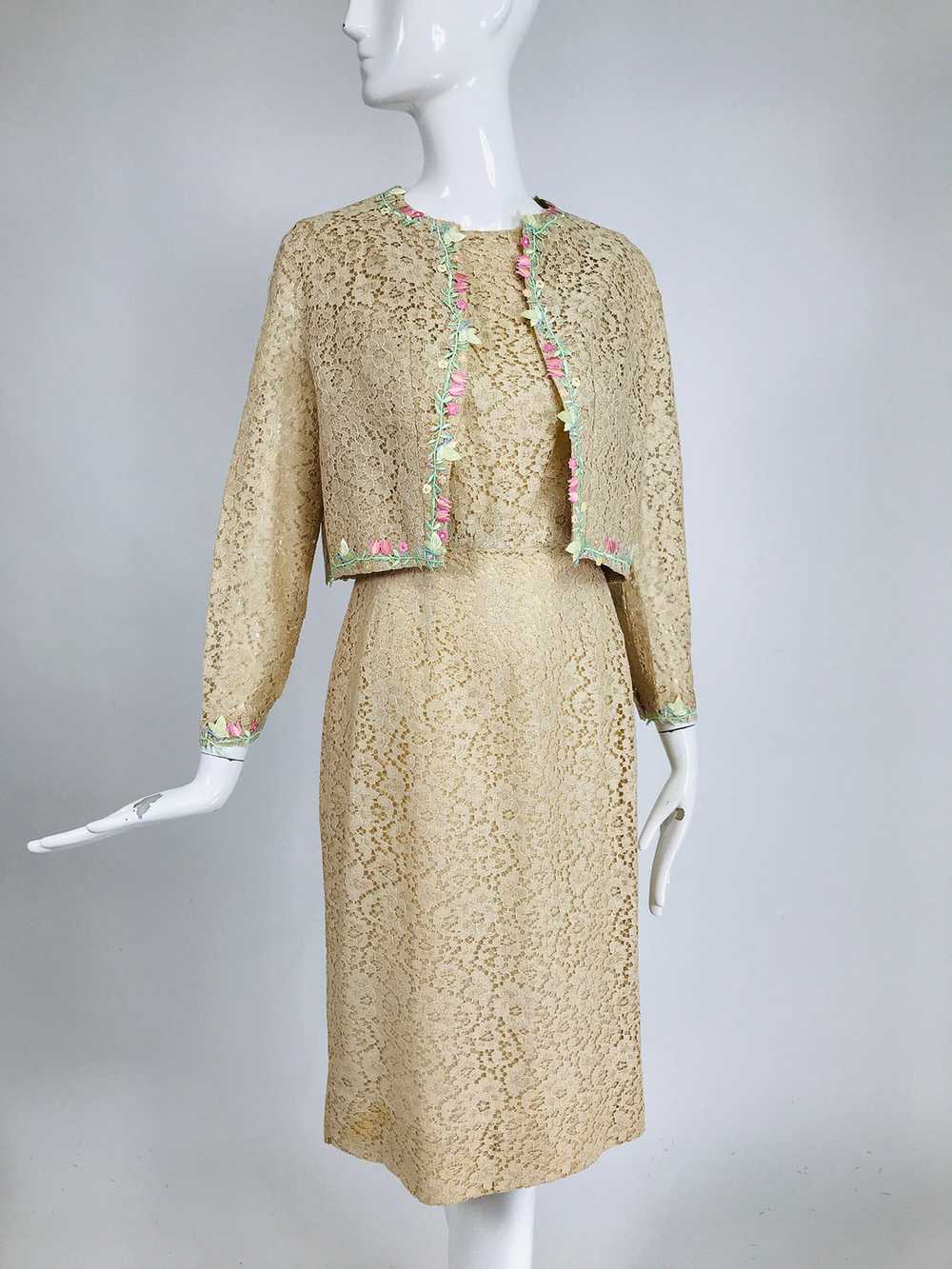 1960s Beige Lace Sleeveless Sheath Dress & Flower… - image 1