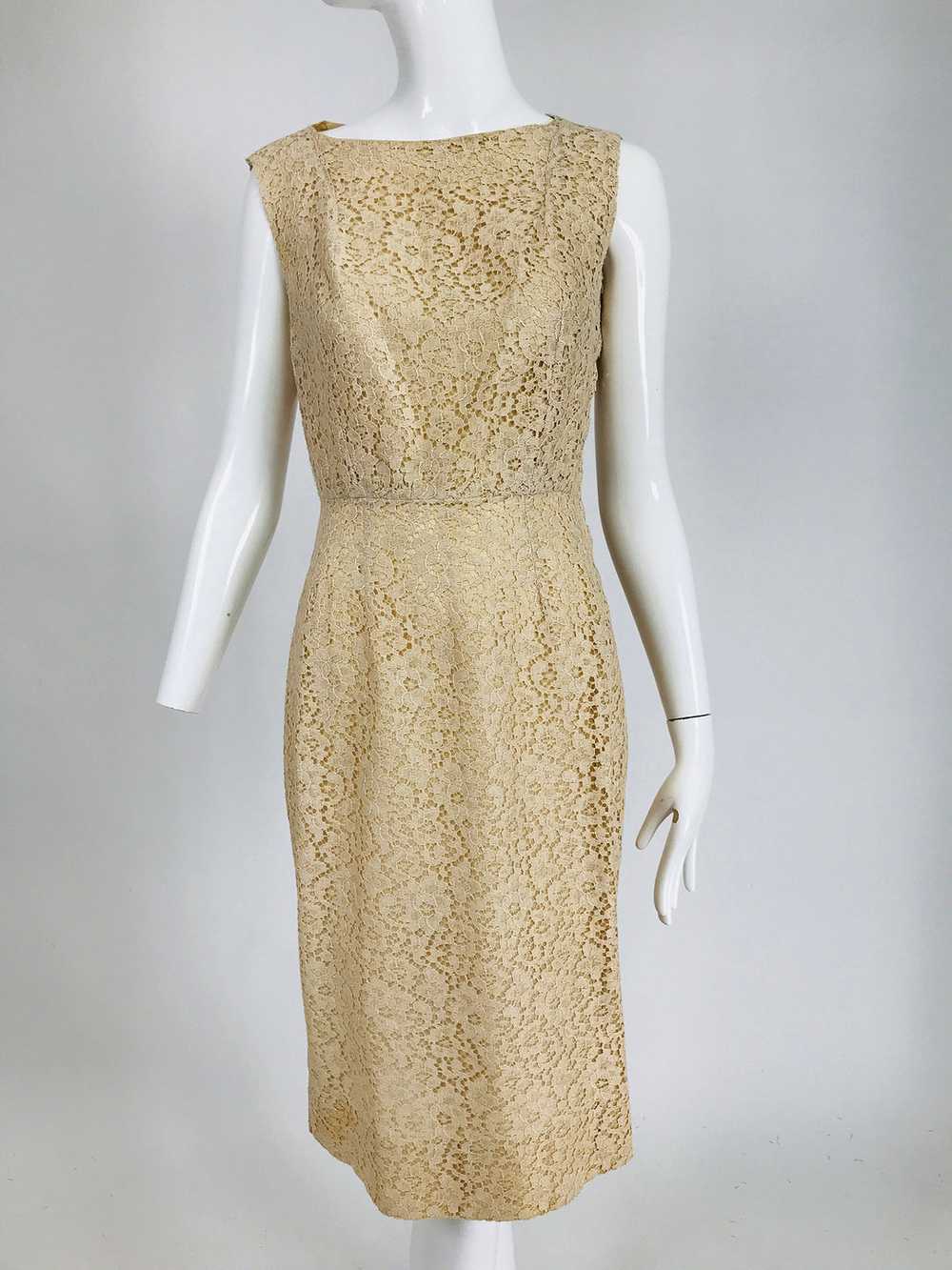 1960s Beige Lace Sleeveless Sheath Dress & Flower… - image 2