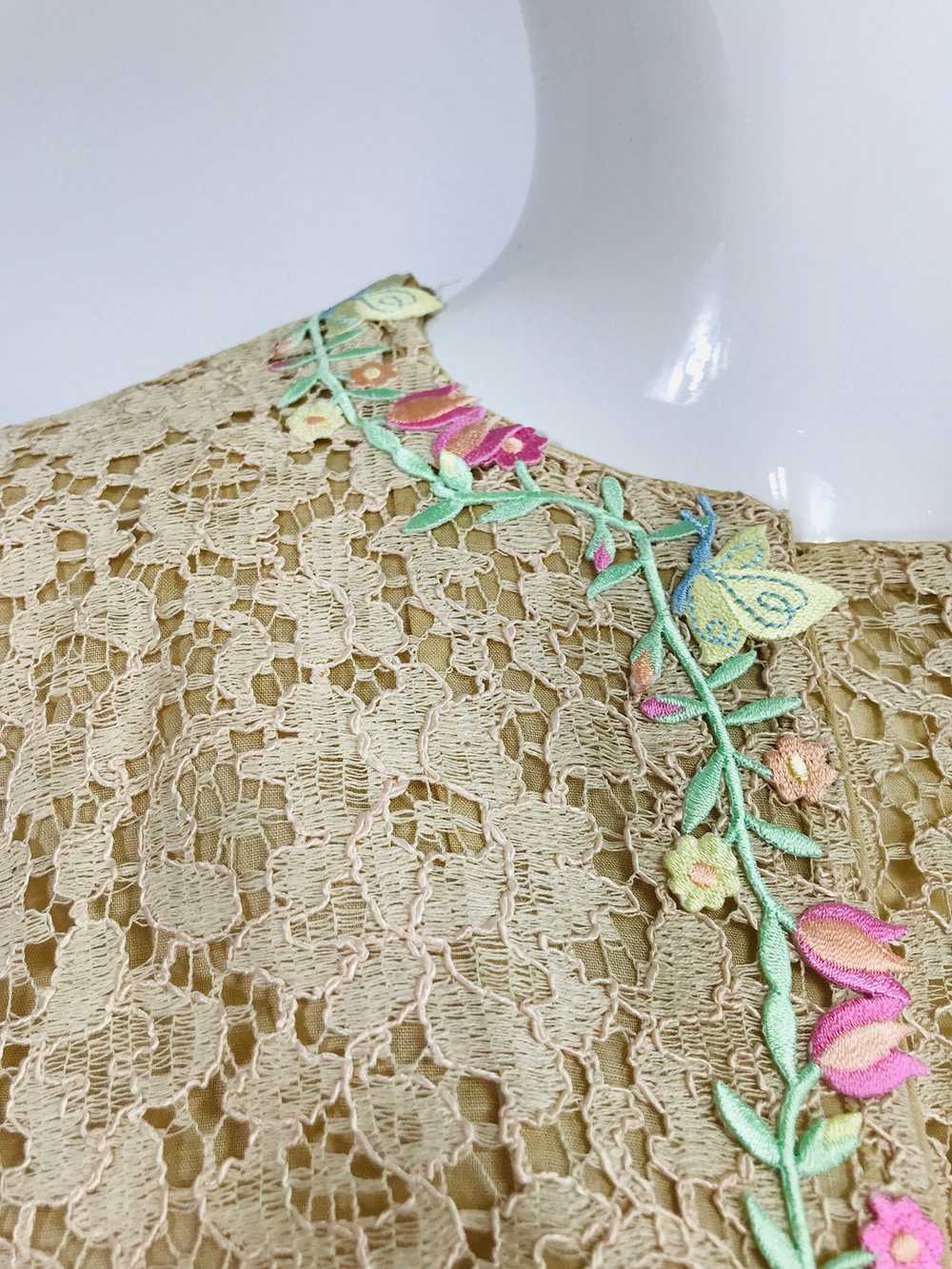 1960s Beige Lace Sleeveless Sheath Dress & Flower… - image 6