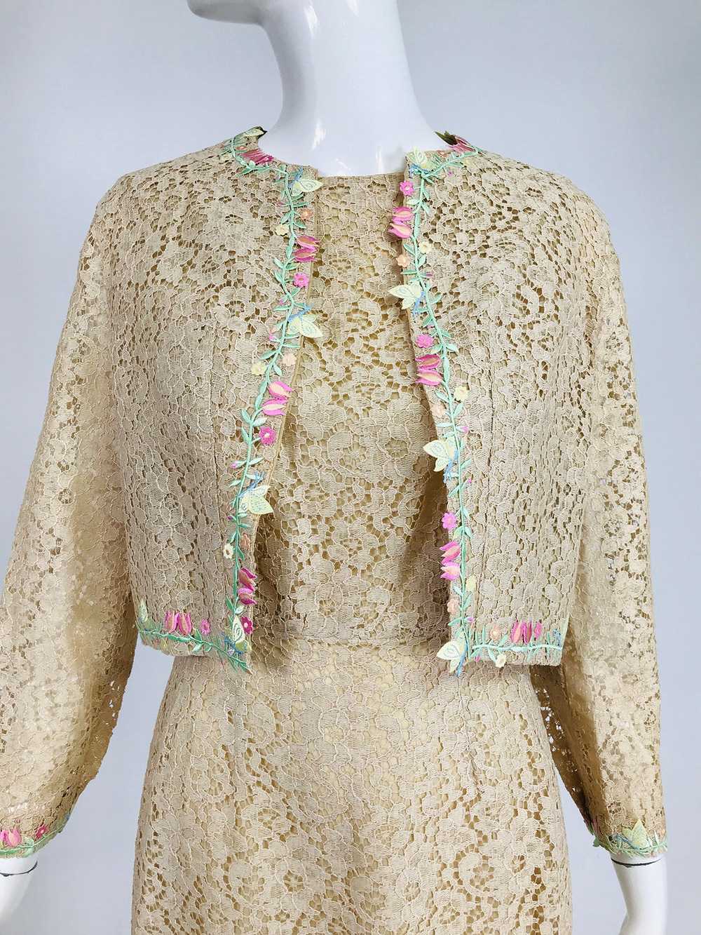 1960s Beige Lace Sleeveless Sheath Dress & Flower… - image 7