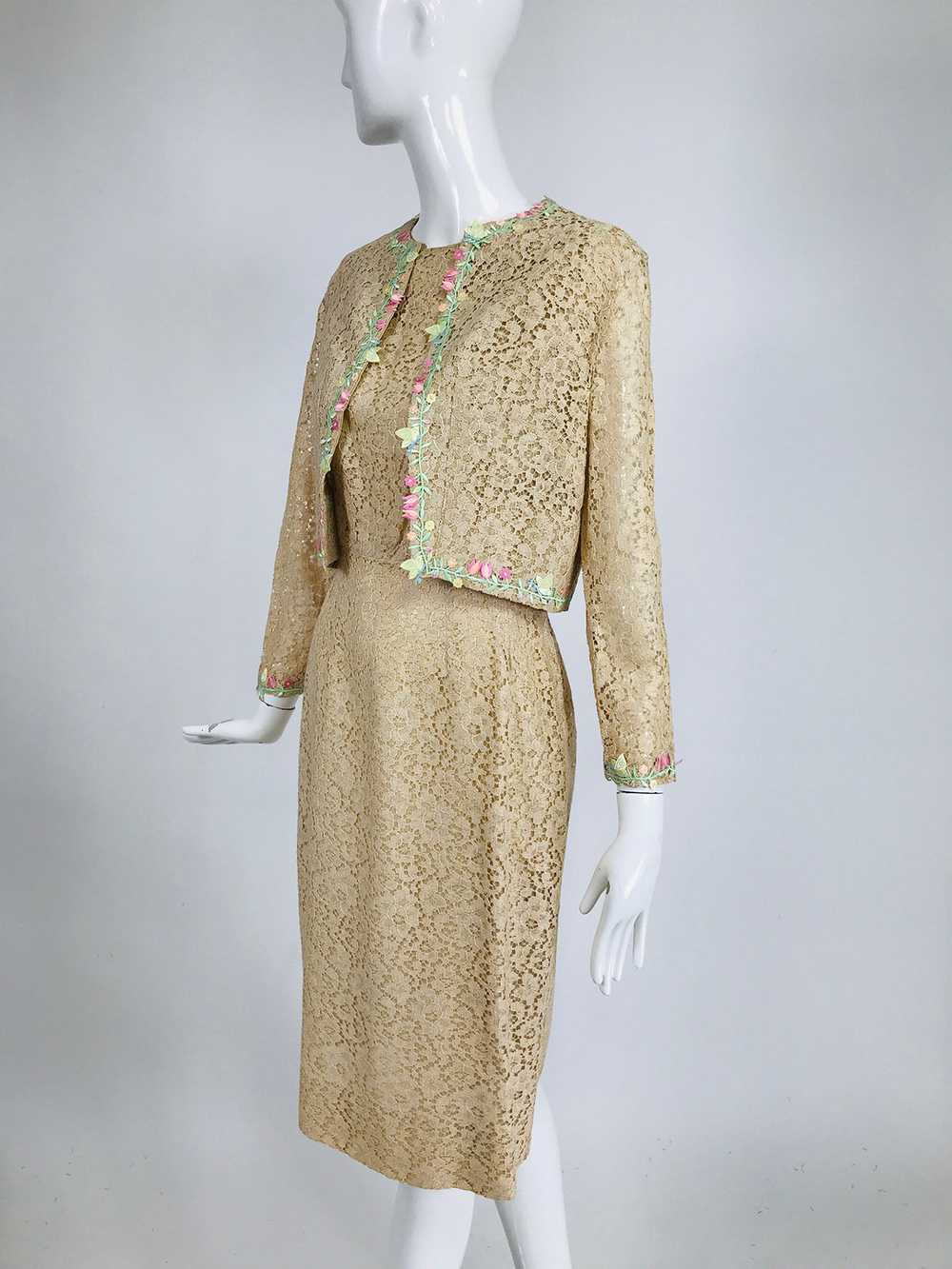 1960s Beige Lace Sleeveless Sheath Dress & Flower… - image 8