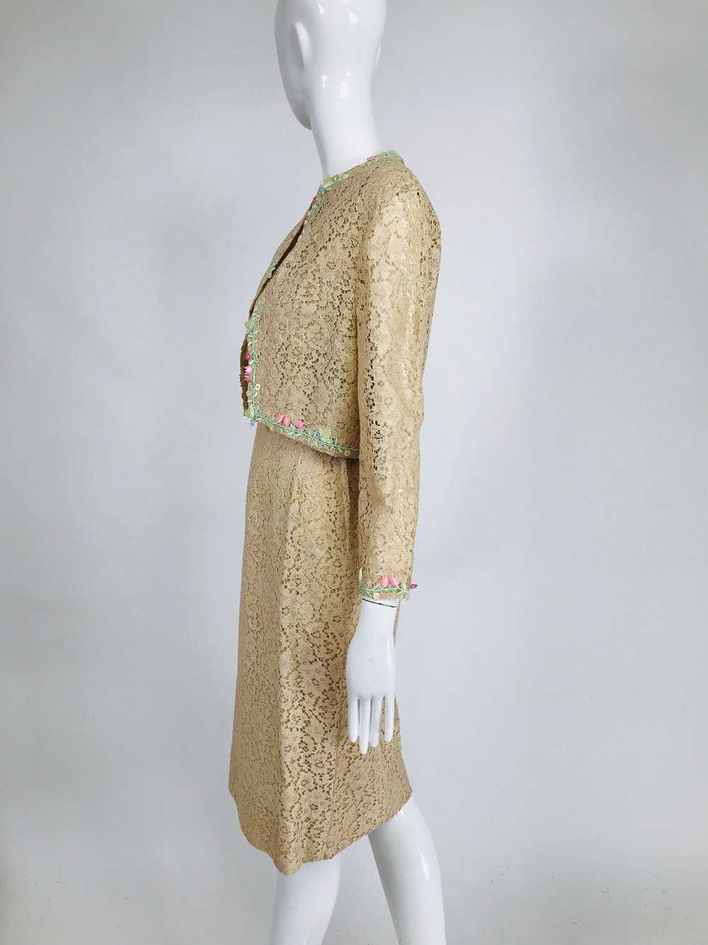 1960s Beige Lace Sleeveless Sheath Dress & Flower… - image 9