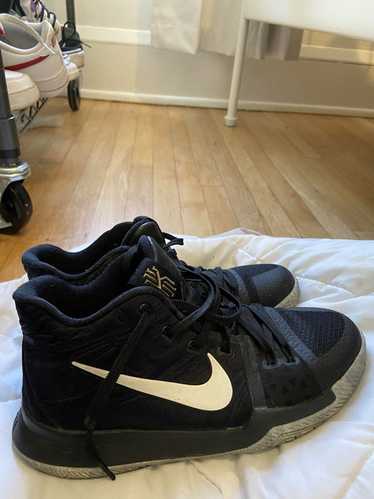 Nike Black kyrie 3’s
