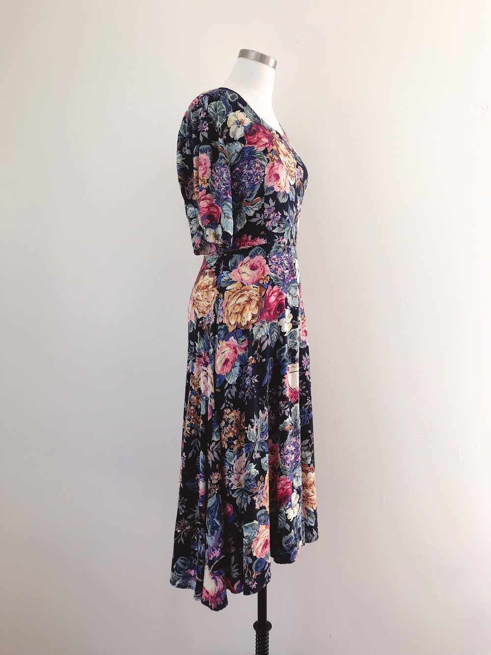 1990s Dark Floral Dress - image 3