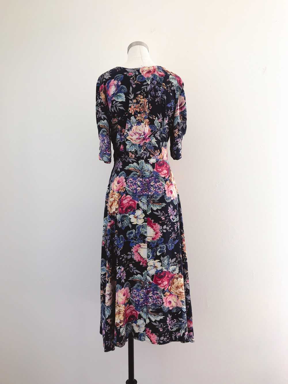1990s Dark Floral Dress - image 8