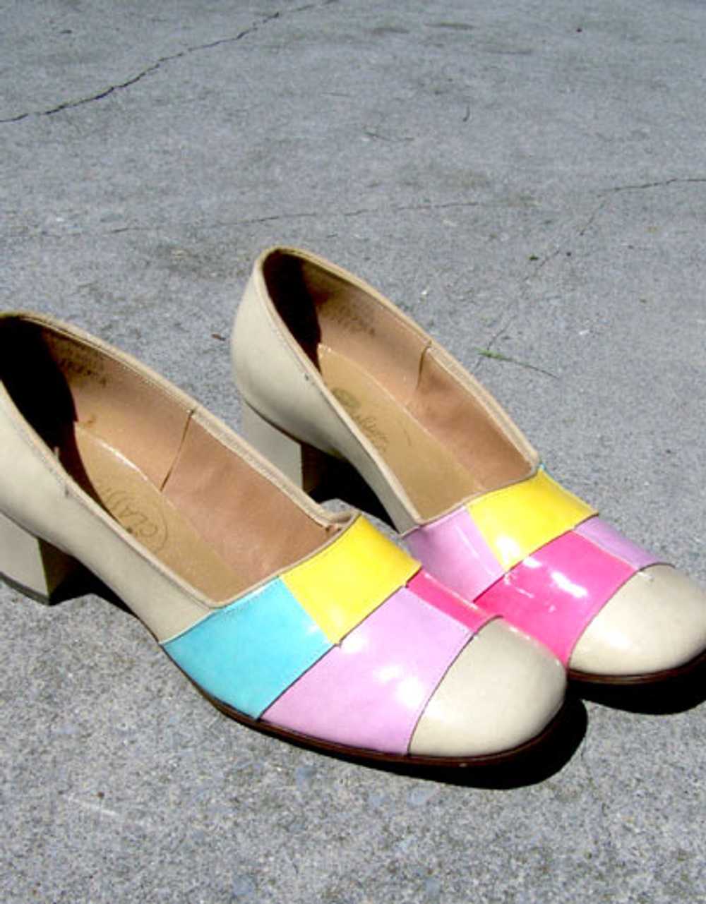 Pastel-wrapped pumps - image 1