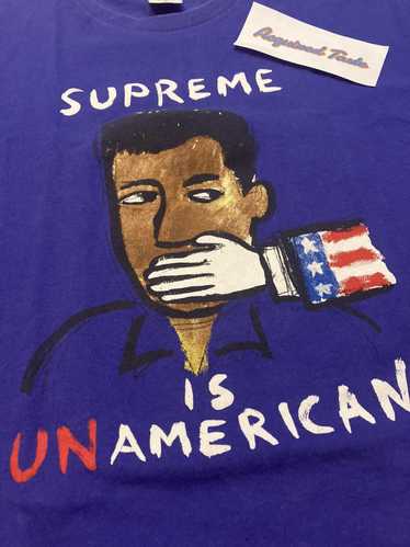 Supreme Supreme is un American t shirt