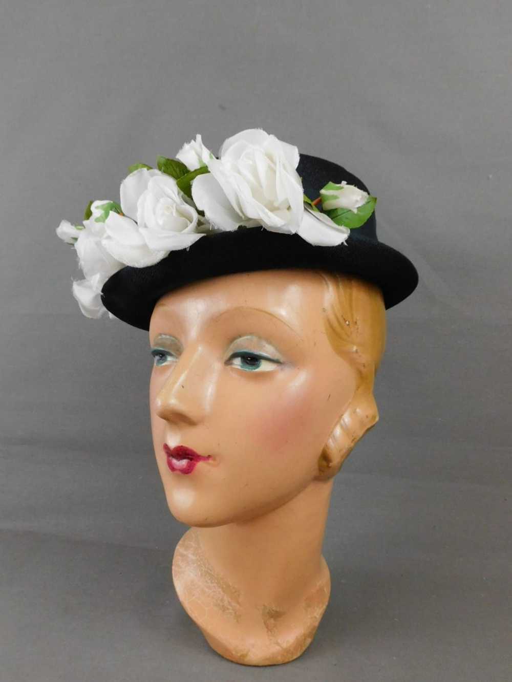 Vintage Black Hat with White Roses Flowers, 1950s… - image 5