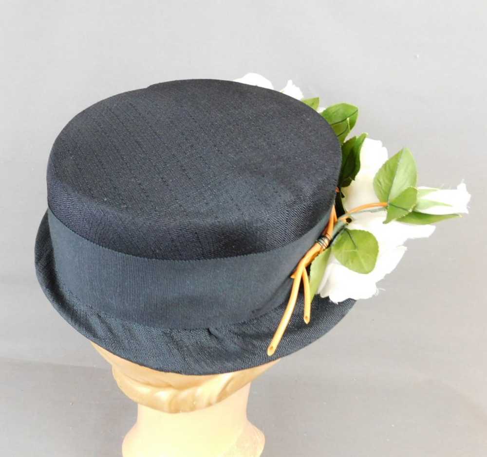 Vintage Black Hat with White Roses Flowers, 1950s… - image 8