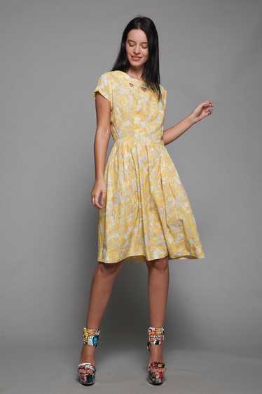 1950s yellow floral pleated day dress keyhole sle… - image 1