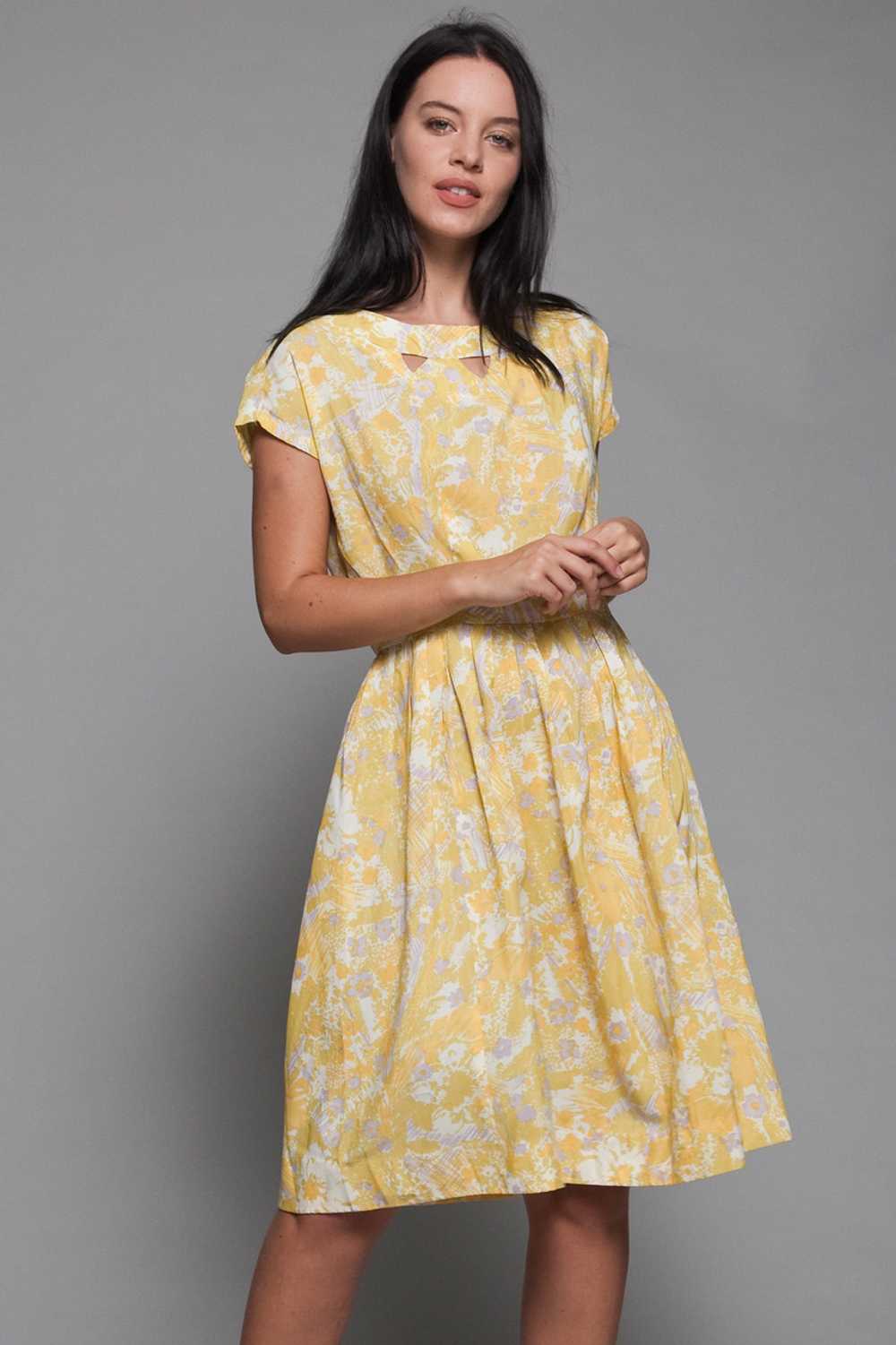 1950s yellow floral pleated day dress keyhole sle… - image 2