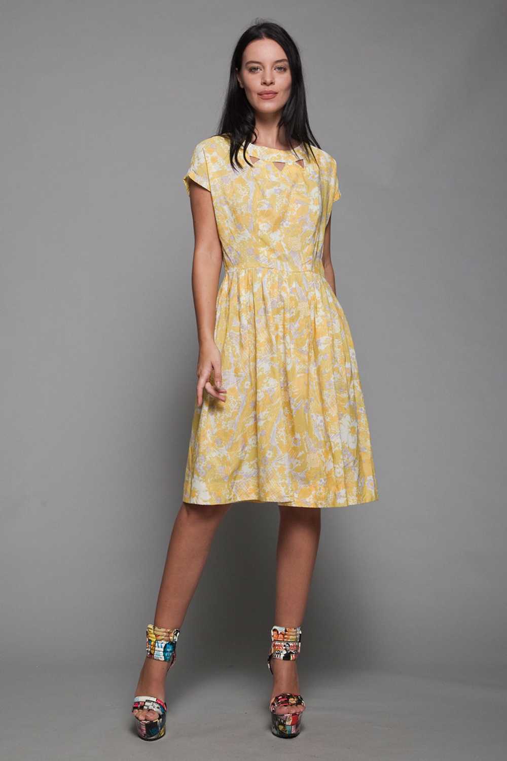 1950s yellow floral pleated day dress keyhole sle… - image 3
