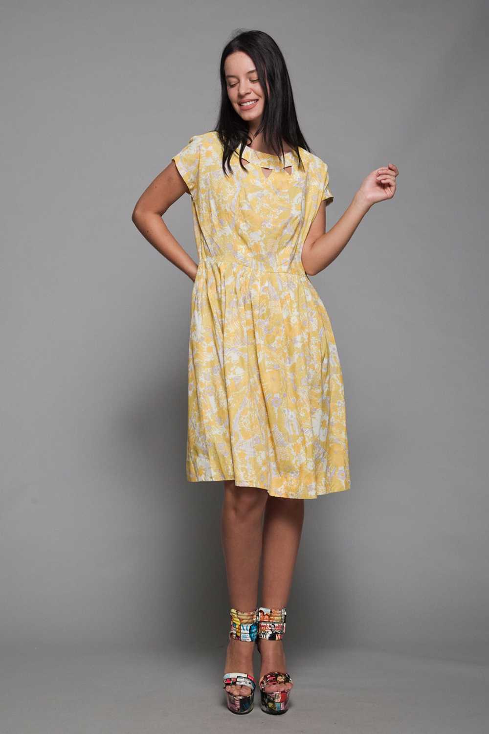 1950s yellow floral pleated day dress keyhole sle… - image 4