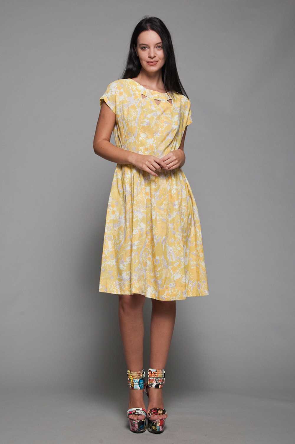 1950s yellow floral pleated day dress keyhole sle… - image 5