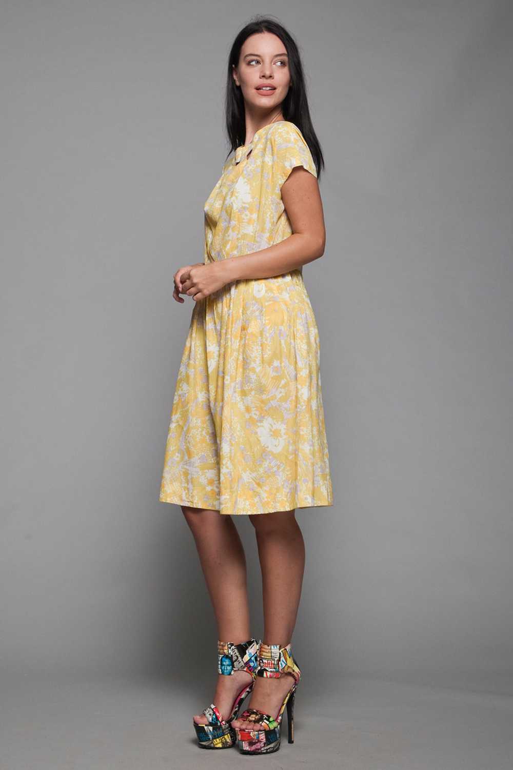 1950s yellow floral pleated day dress keyhole sle… - image 6