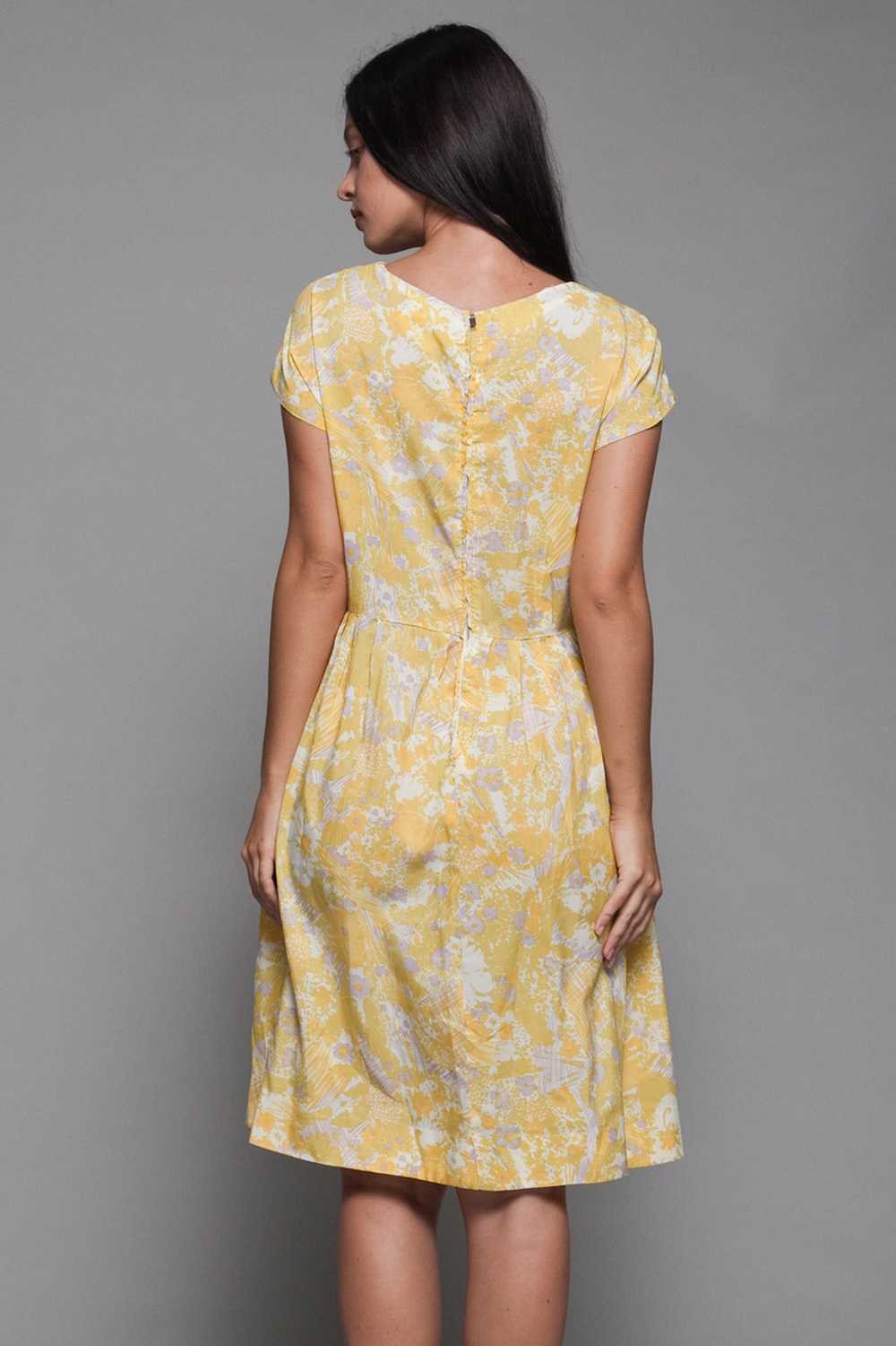 1950s yellow floral pleated day dress keyhole sle… - image 7