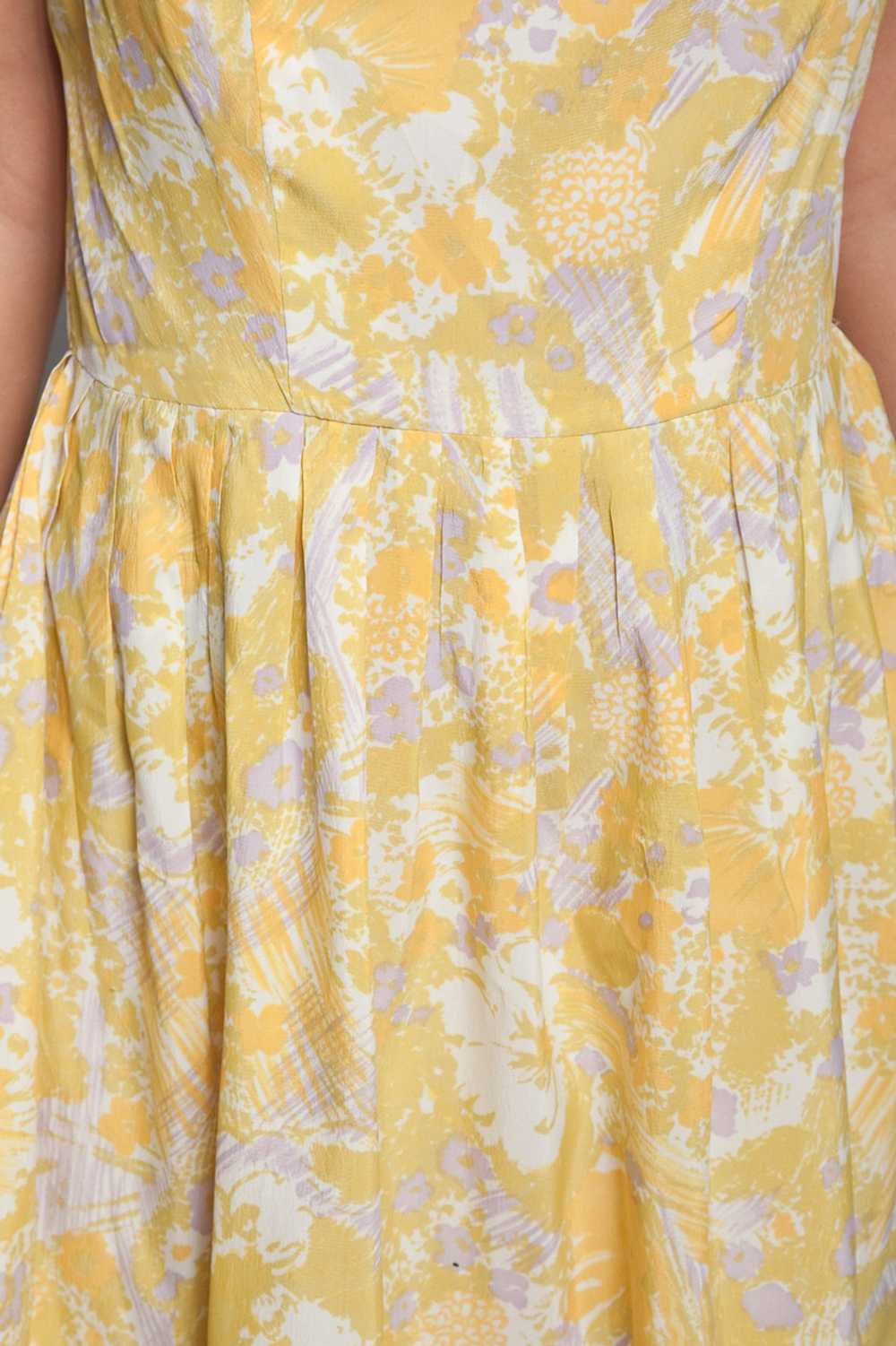 1950s yellow floral pleated day dress keyhole sle… - image 9