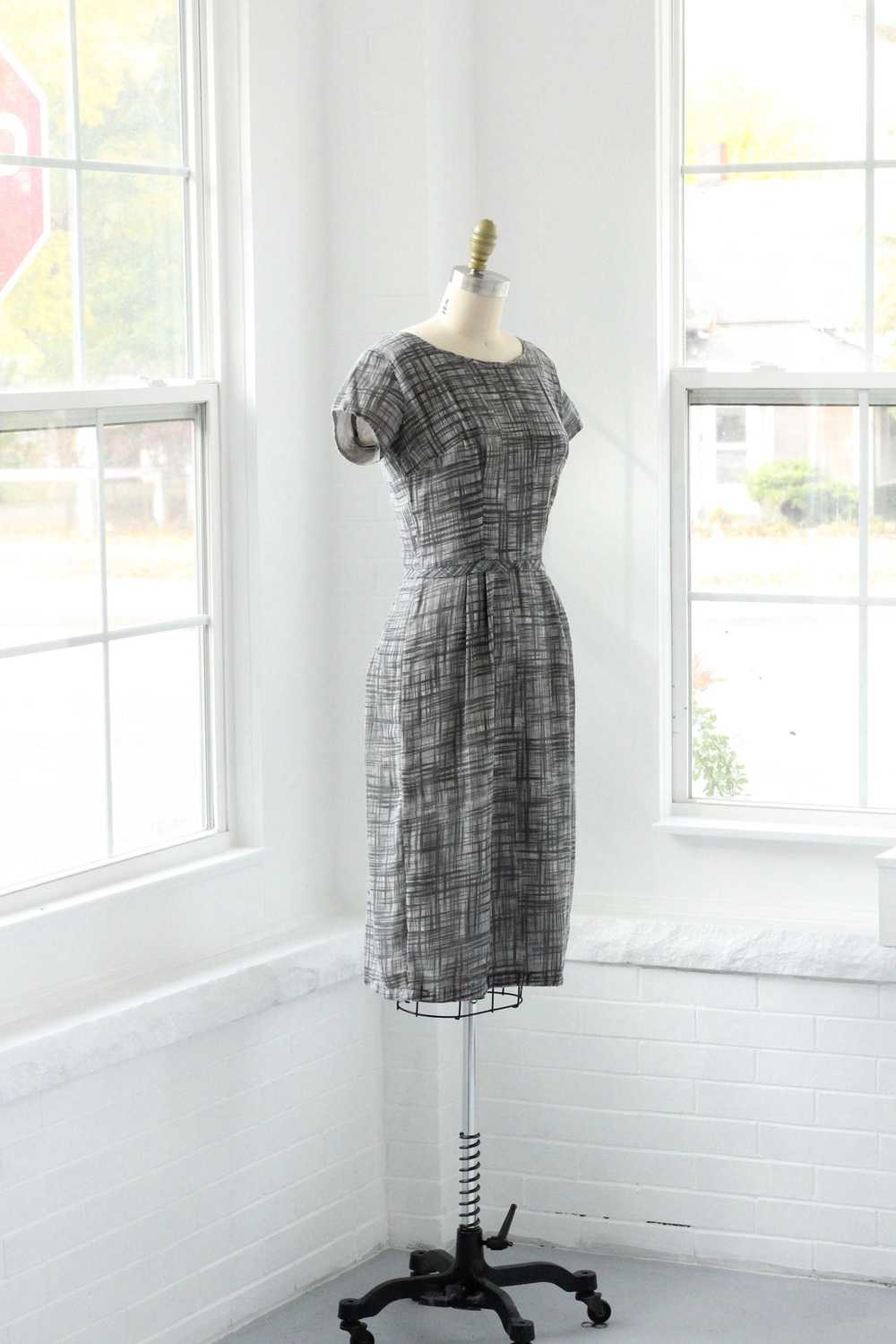 60s Grey Crosshatch Sheath Dress - image 3