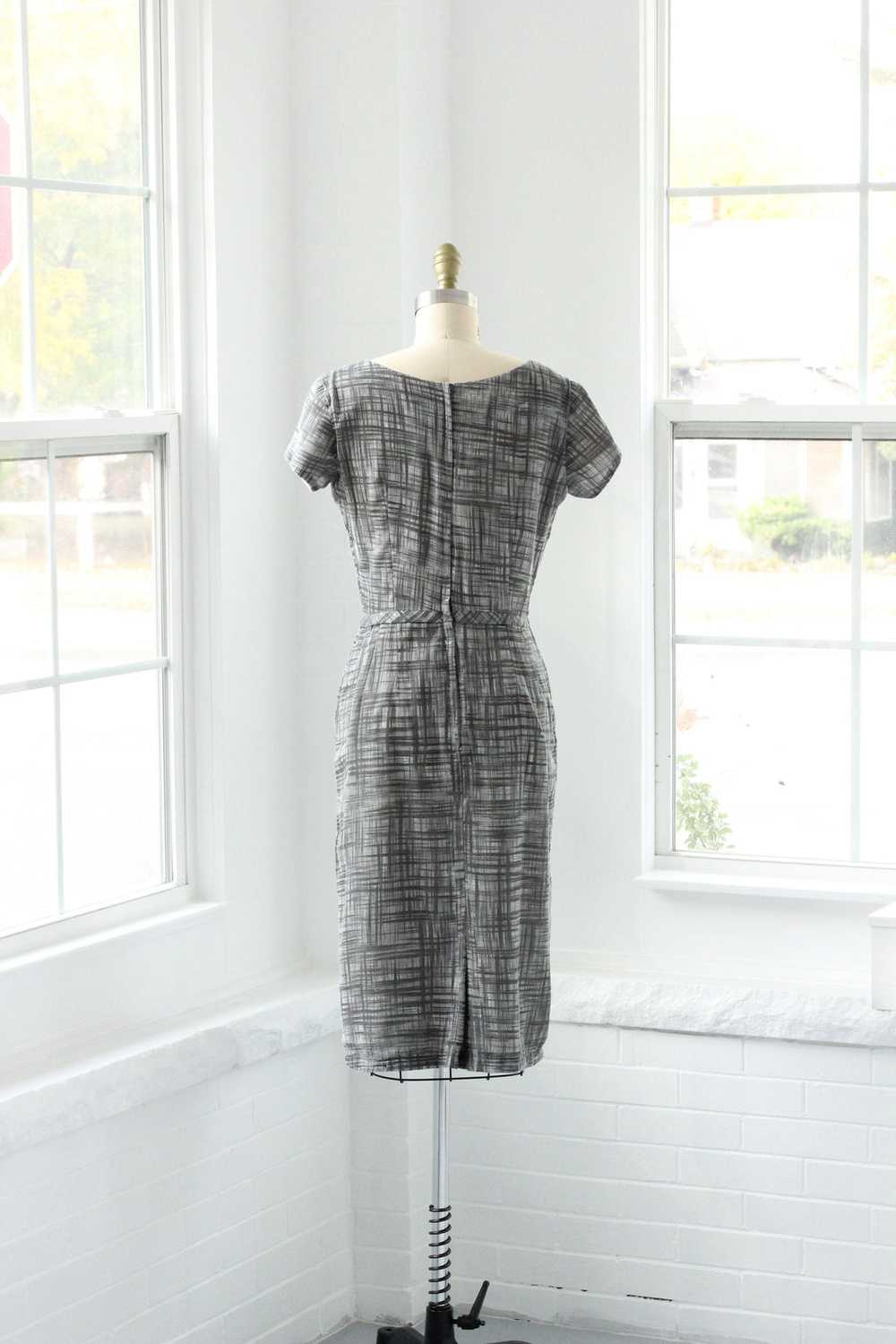 60s Grey Crosshatch Sheath Dress - image 5