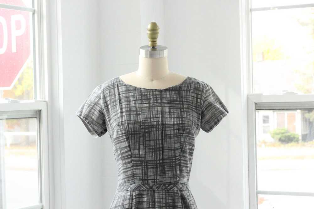 60s Grey Crosshatch Sheath Dress - image 7