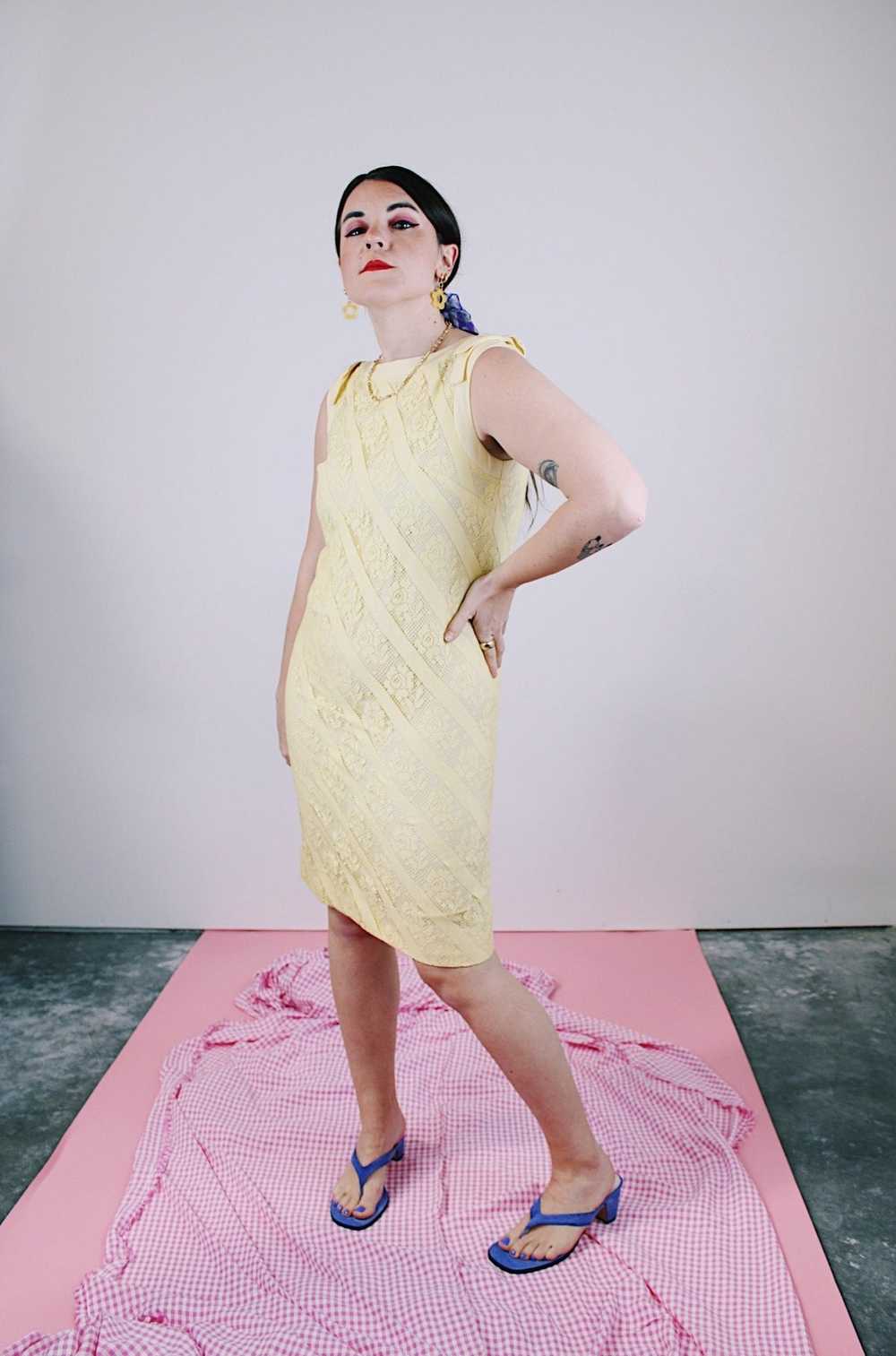Sleeveless Lace Dress - image 2