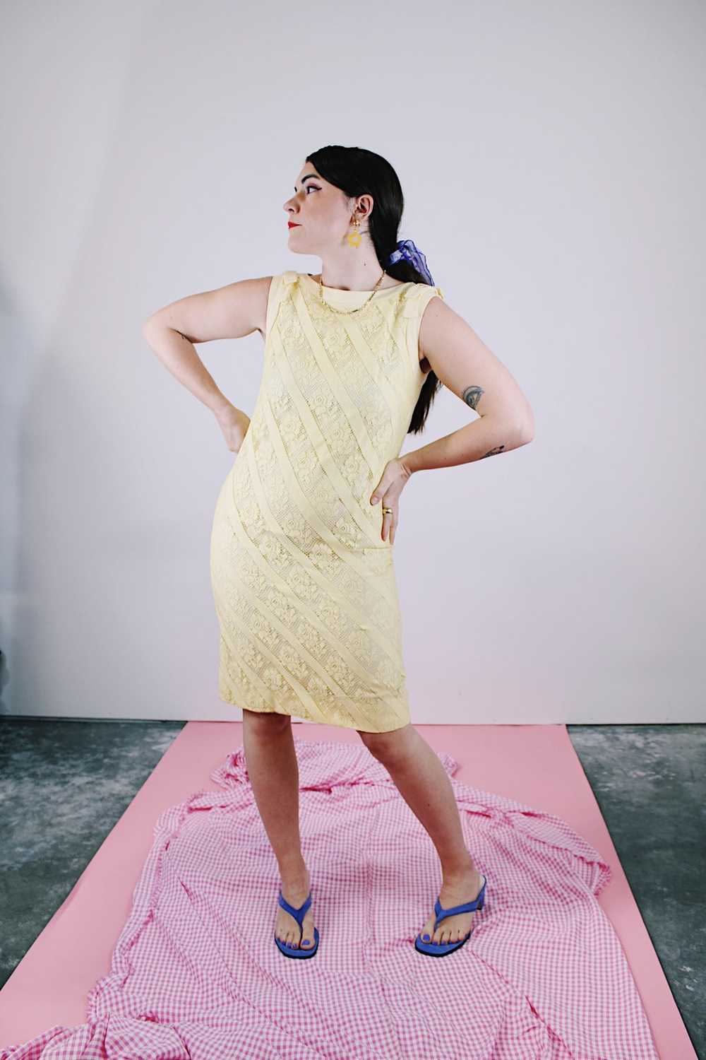 Sleeveless Lace Dress - image 3
