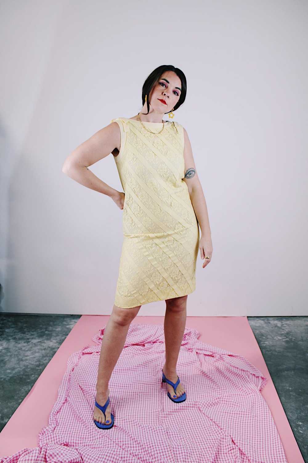 Sleeveless Lace Dress - image 4