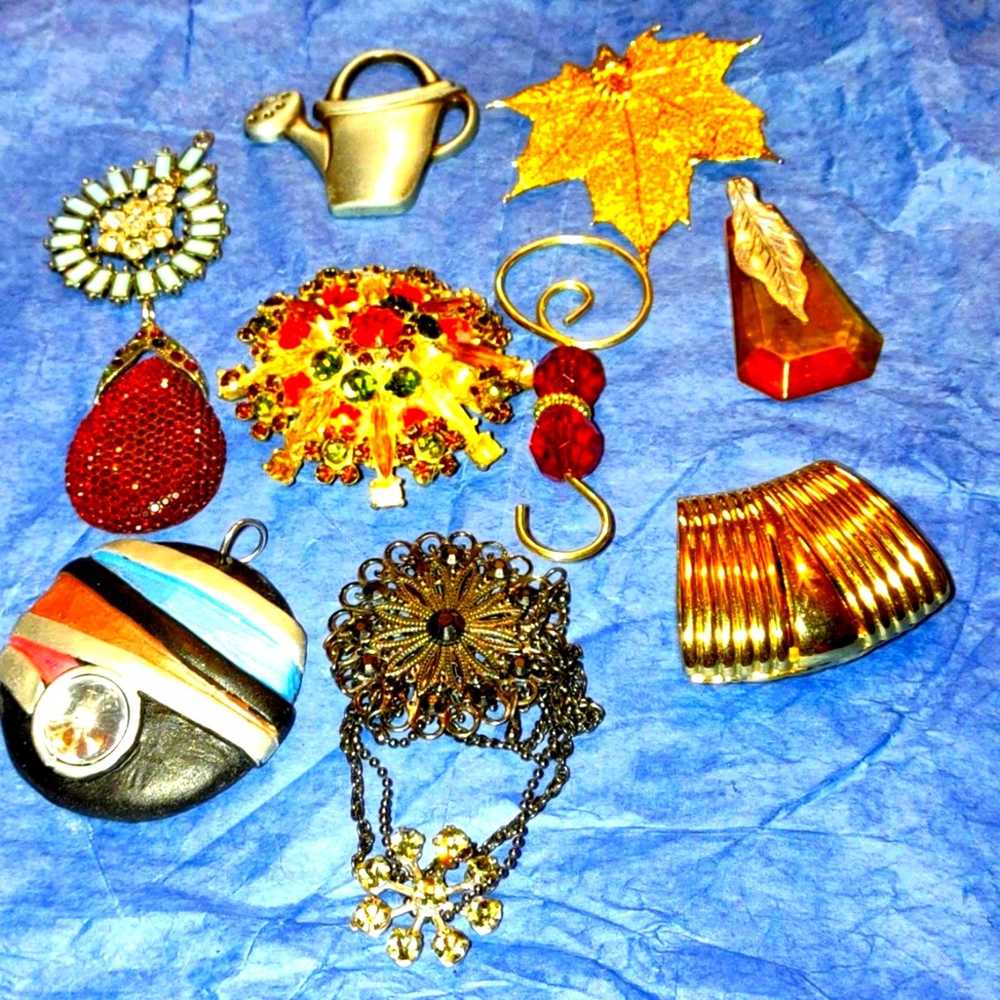 Vintage Vintage pendant lot and brooch - image 1