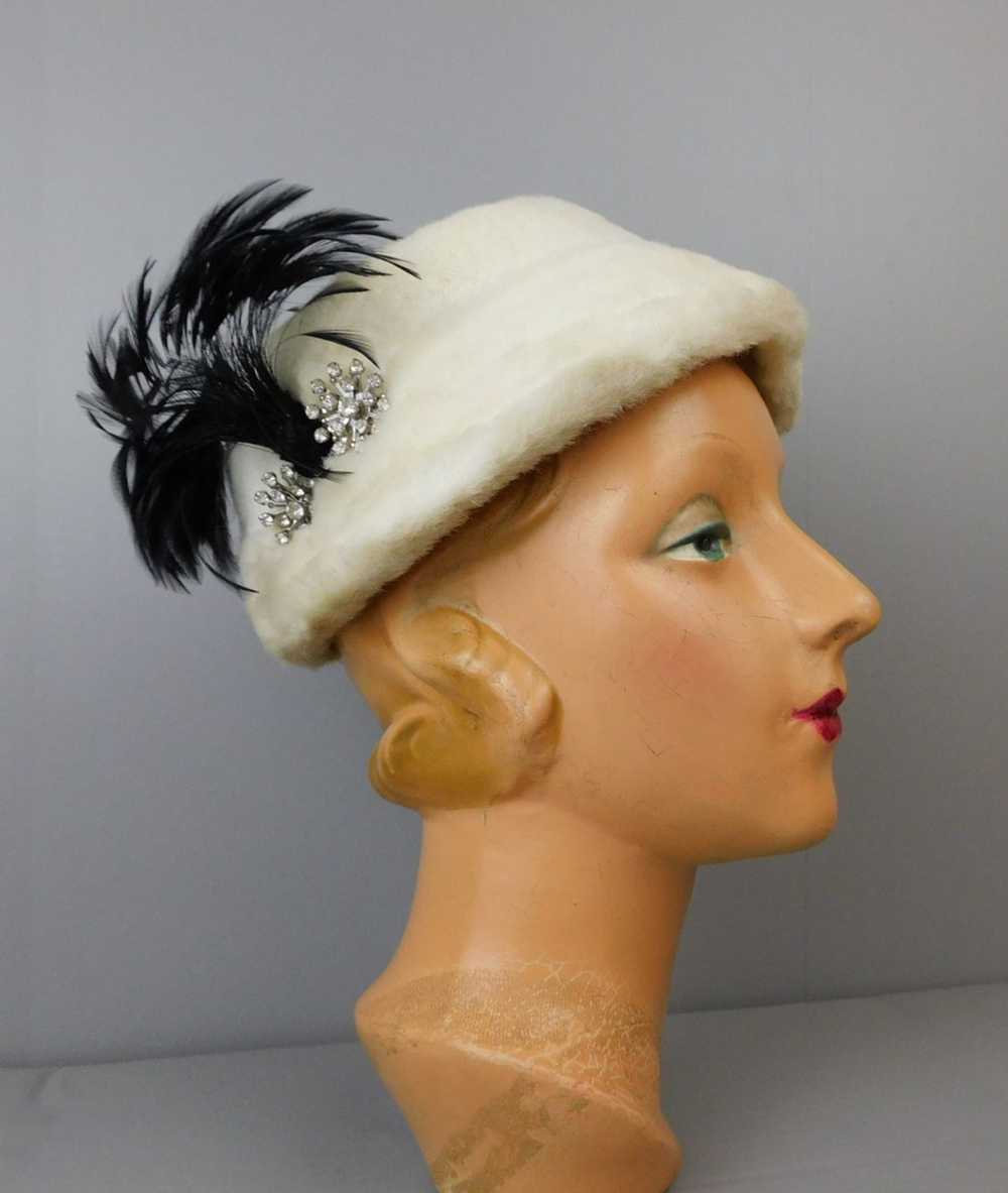 Vintage White Faux Fur Hat with Black Feathers an… - image 2