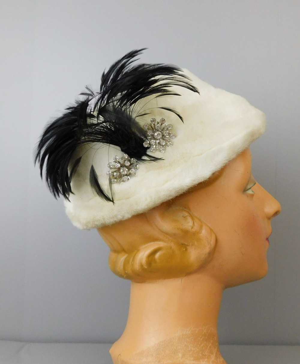 Vintage White Faux Fur Hat with Black Feathers an… - image 3