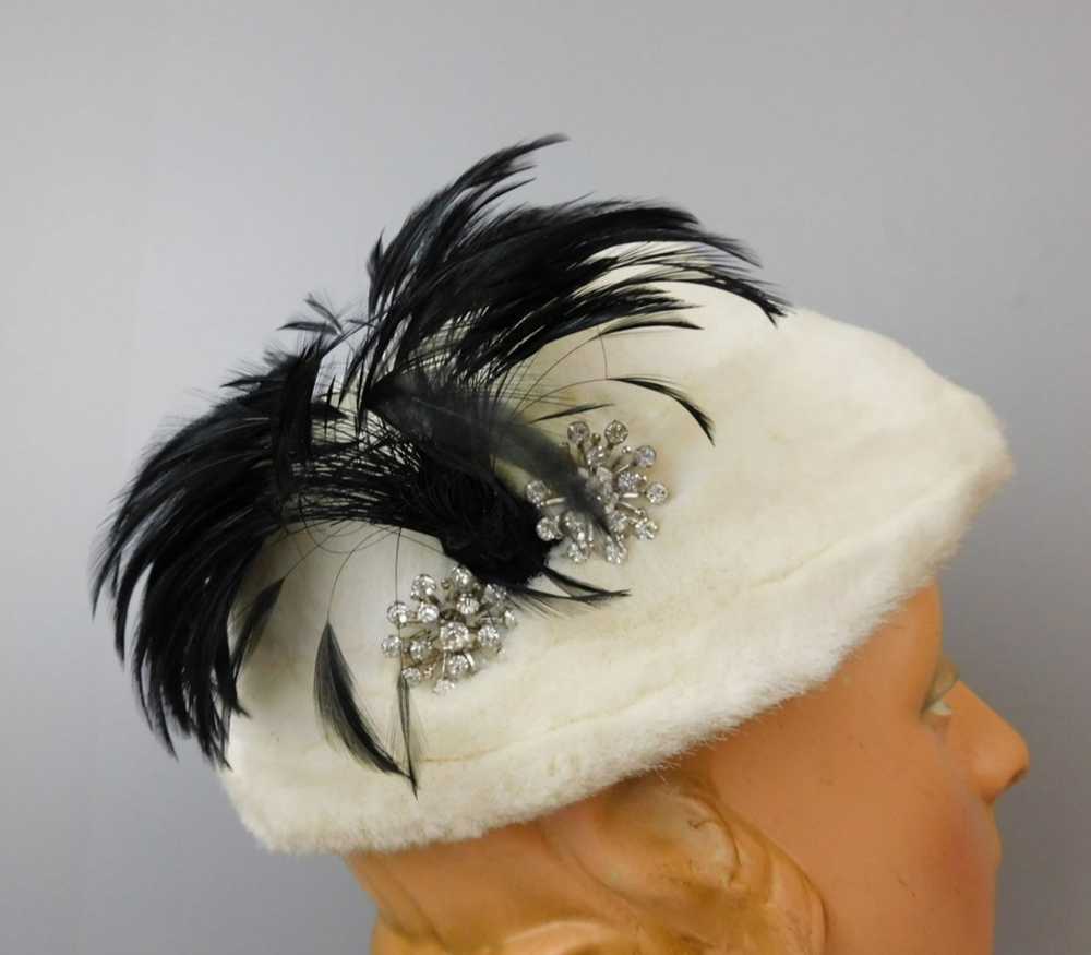 Vintage White Faux Fur Hat with Black Feathers an… - image 4