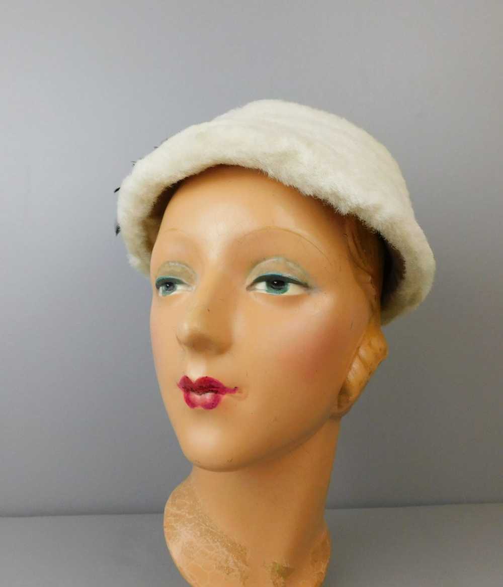 Vintage White Faux Fur Hat with Black Feathers an… - image 5