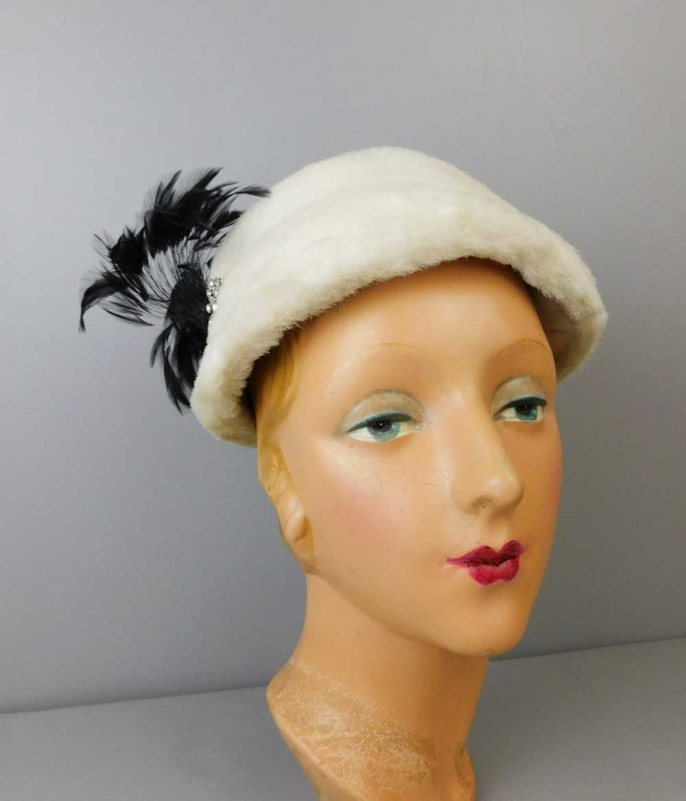 Vintage White Faux Fur Hat with Black Feathers an… - image 6