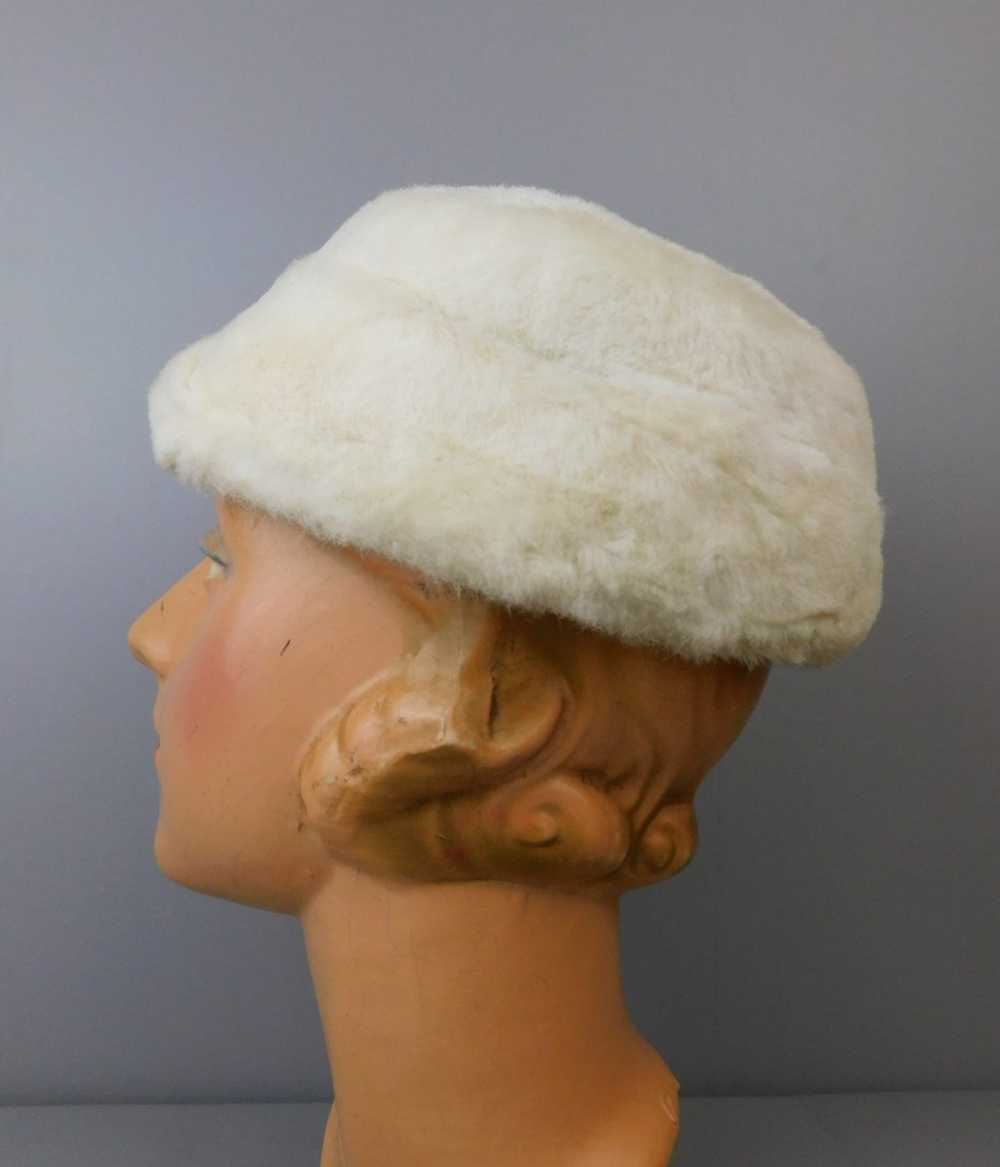 Vintage White Faux Fur Hat with Black Feathers an… - image 7