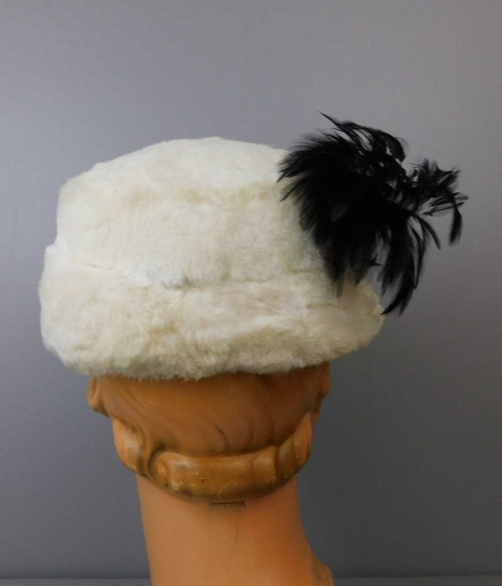 Vintage White Faux Fur Hat with Black Feathers an… - image 8