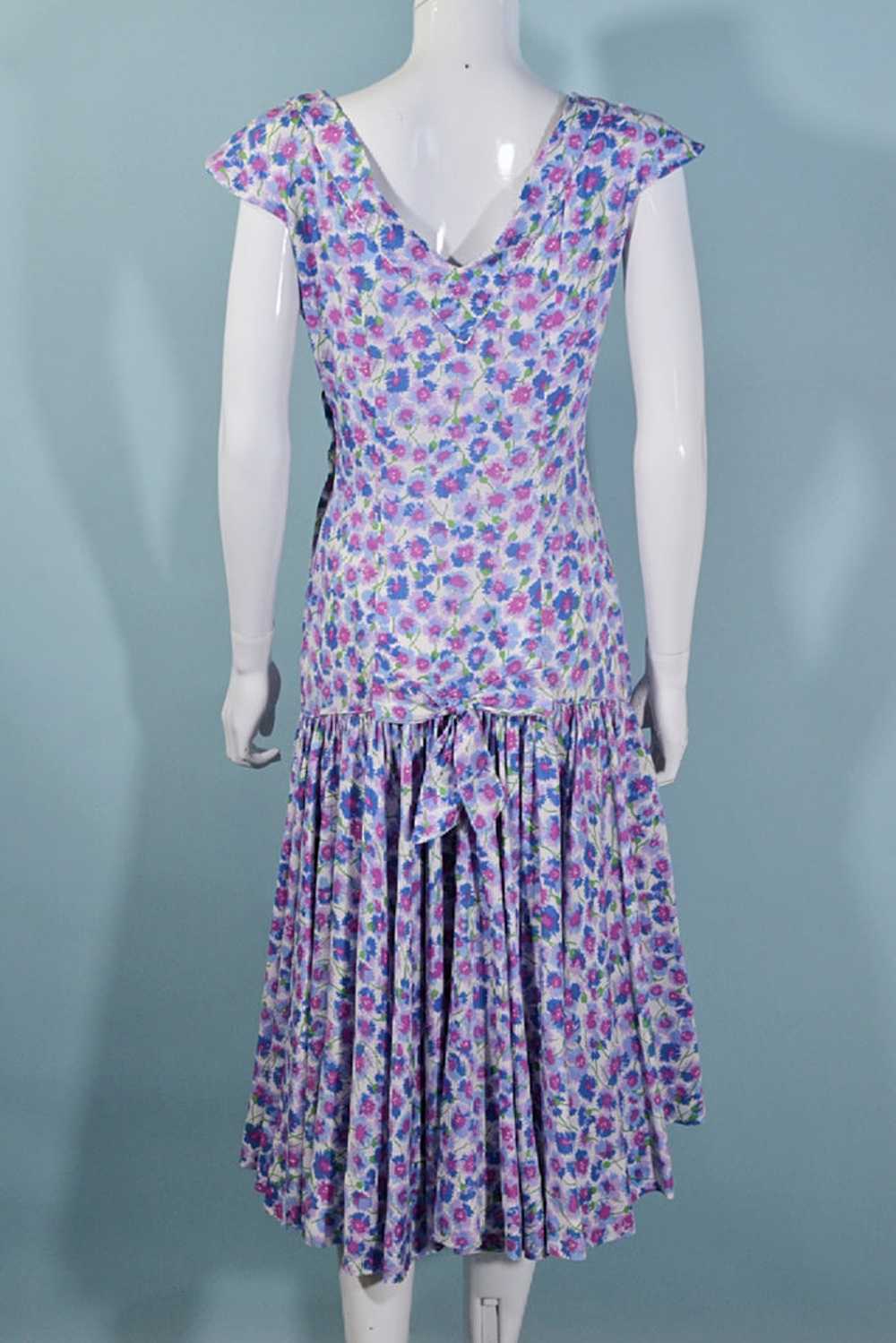 Vintage 50s Floral Print Drop Waist Dress w/Bows … - image 11