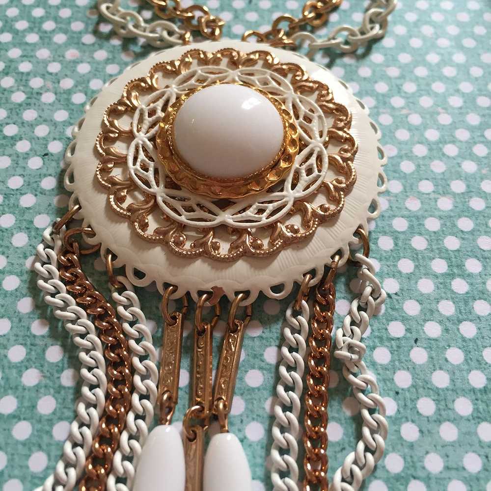 Vintage 1970s White Enamel and Gold Tone Pendant … - image 2